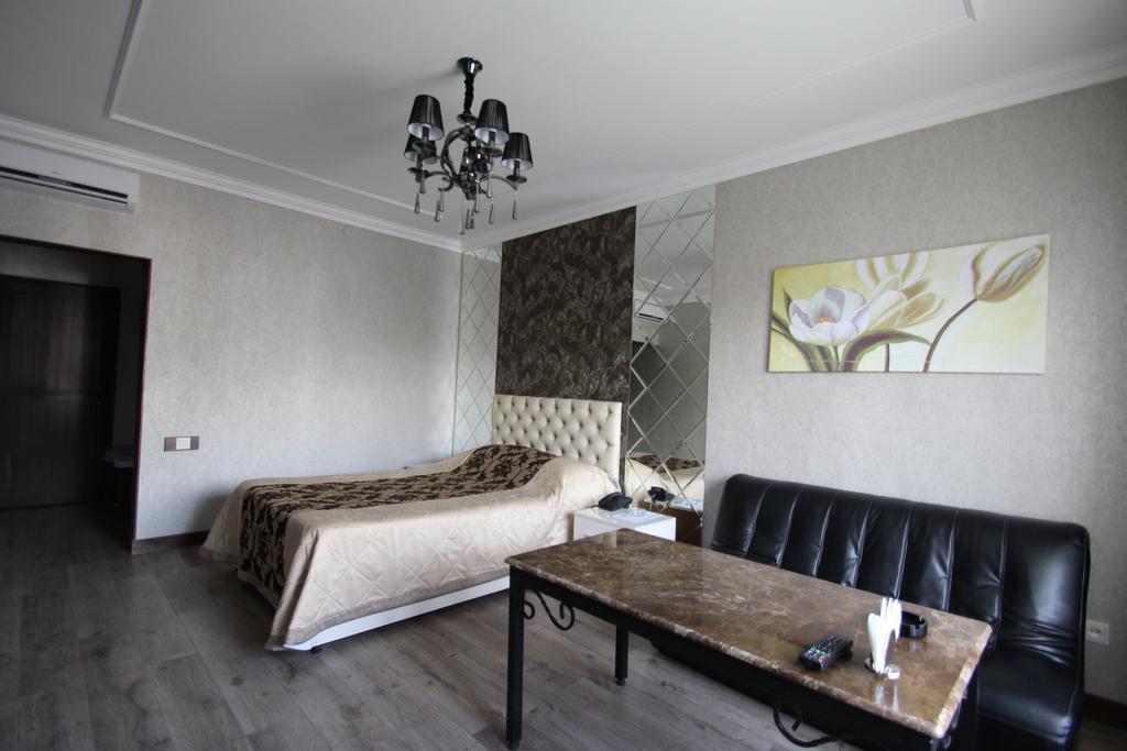 Delphin Guest House Bişkek Dış mekan fotoğraf