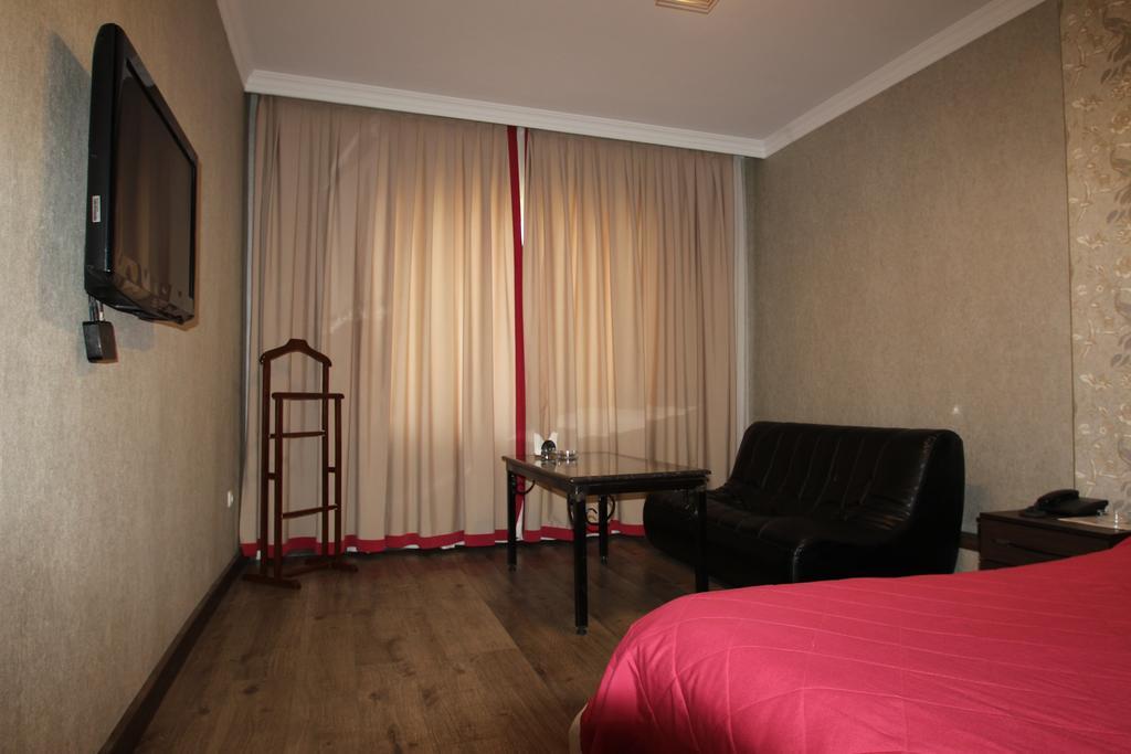 Delphin Guest House Bişkek Dış mekan fotoğraf